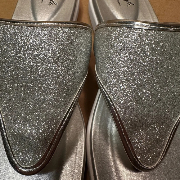 Soft‎ Style by Hush Puppies silver glitter flat sandals, sparkly, 9.5, flip flop - Picture 3 of 7